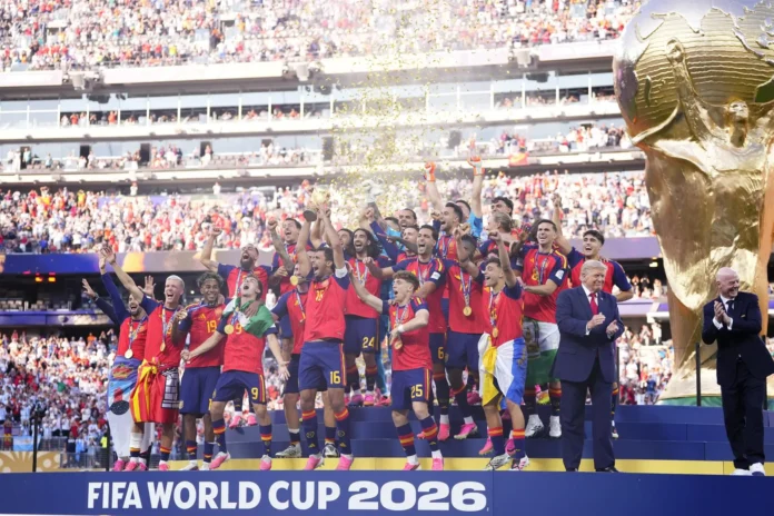Fútbol.- Seis españoles lucharán por el Balón de Oro