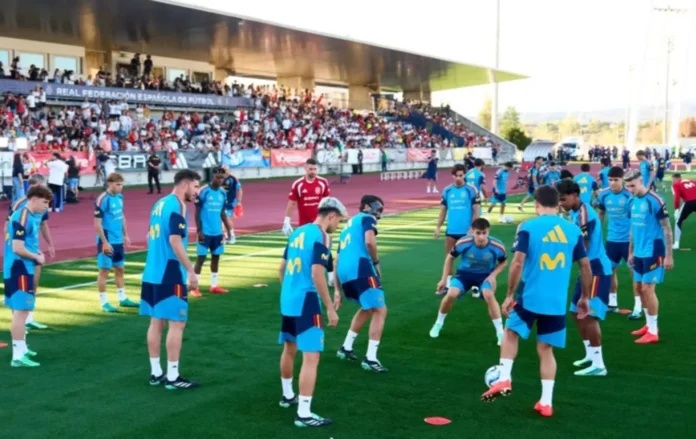 Fútbol/Selección.- España se da un baño de masas en Las Rozas en el estreno de su segunda estrella