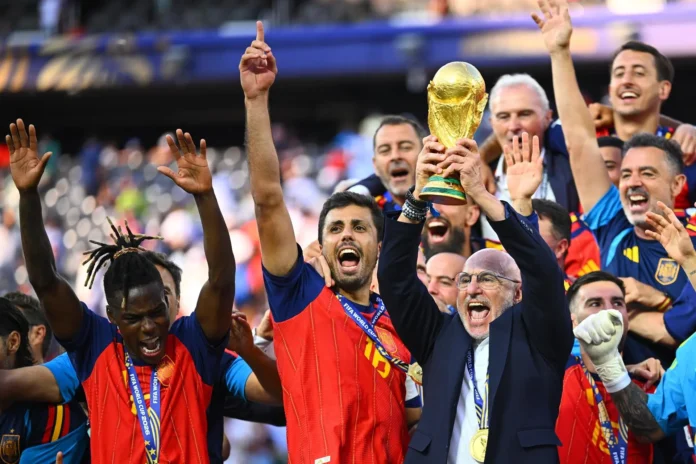 Fútbol/Selección.- Luis de la Fuente renueva como seleccionador hasta 2032