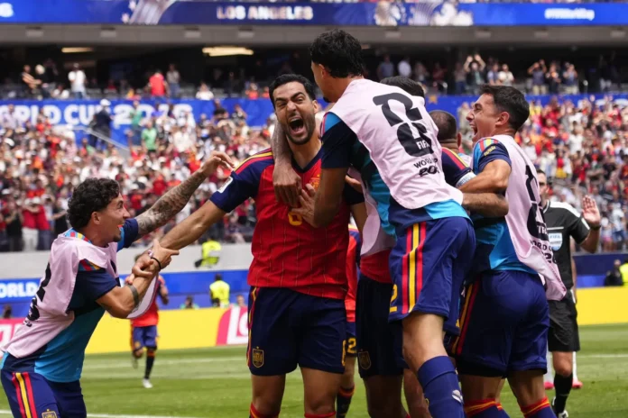 Fútbol/Selección.- Luis de la Fuente sigue sacando partido a su banquillo para marcar diferencias