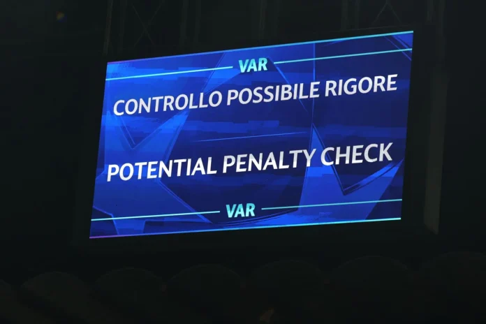 Fútbol.- UEFA lanza nueva base de datos de situaciones arbitrales para "mayor claridad y coherencia" en las decisiones
