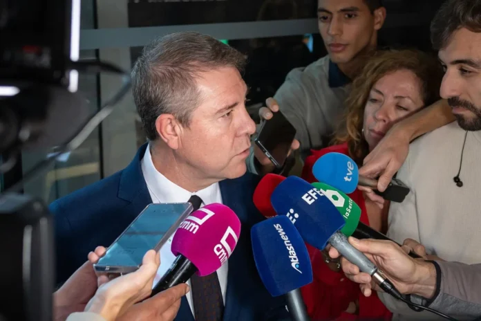 García-Page defiende un trabajo "digno" y un salario "en condiciones" ante la posible subida del SMI