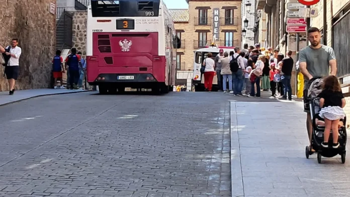 Herido un hombre por un tren turístico fuera de control en el Casco Antiguo de Toledo