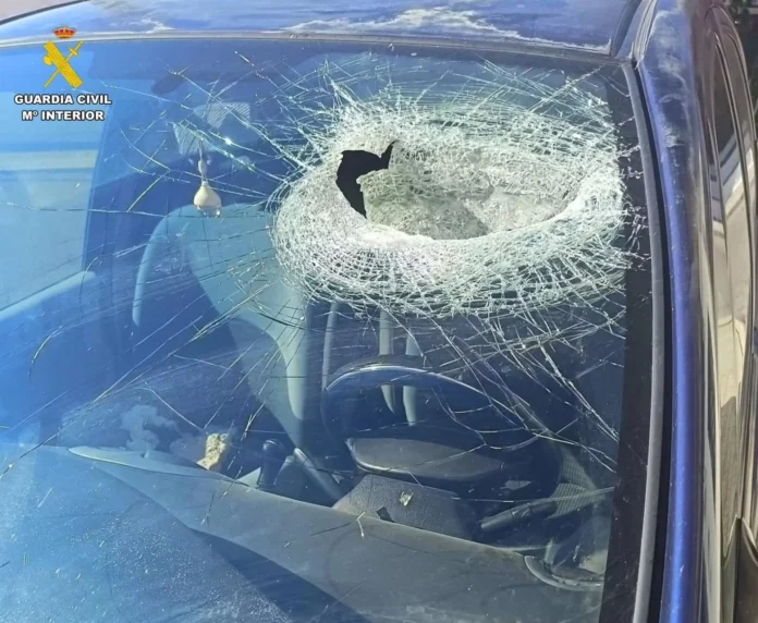 Investigan un menor por arrojar una piedra a un coche en Yuncler provocando lesiones graves a su conductor