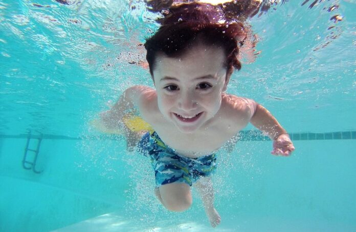 Niño nadando en una piscina