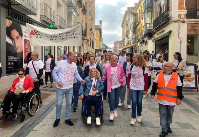 La delegada de la Junta acompaña a ADEMGU en su V Marcha para dar visibilidad a las personas con esclerosis múltiple