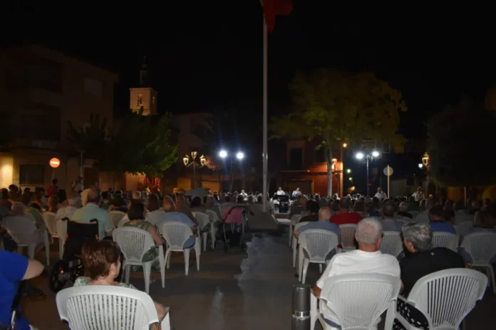 La Unión Musical Quintanareña celebra su XIX Aniversario con un concierto que llena de música la Plaza de la Constitución