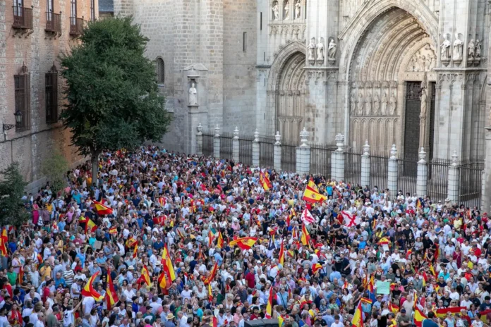 Los castellanomanchegos salen a la calle para mostrar su apoyo a la ciudad autónoma: "Ceuta no se vende"