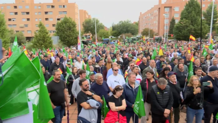 Mil personas y decenas de tractores protestan en Toledo trasladando su "hartazgo" por la situación del campo de C-LM