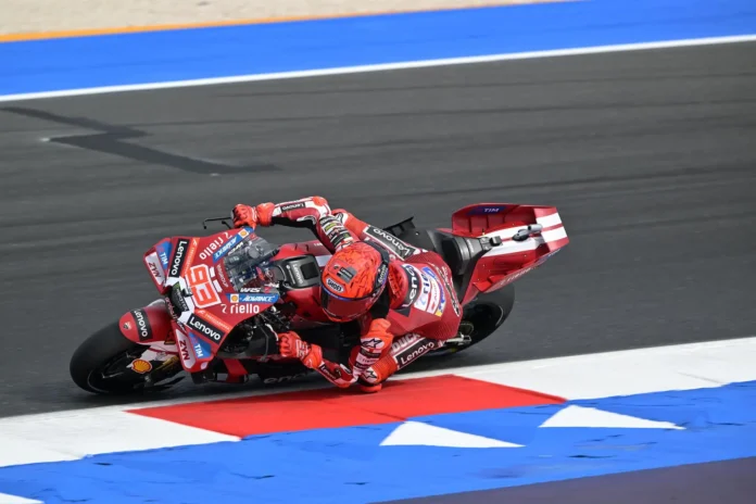 Motociclismo/GP S.Marino.- El español Marc Márquez mantiene a raya al italiano Marco Bezzecchi en la Sprint de Misano