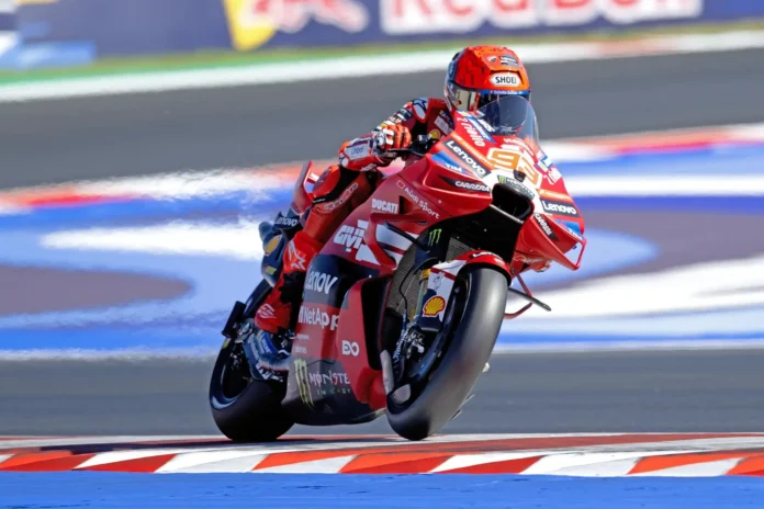Motociclismo/GP S.Marino.- Marc Márquez aprovecha una temprana caída de Bezzecchi y alcanza el liderato del Mundial
