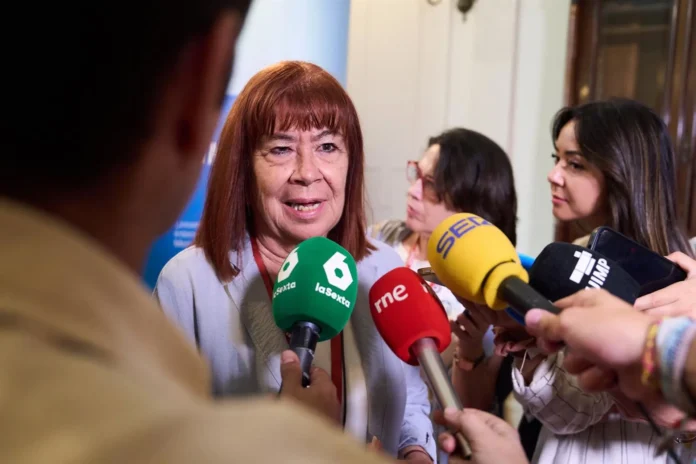 Narbona replica a Page que serán expulsados todos los migrantes que "de acuerdo con la legislación puedan ser devueltos"