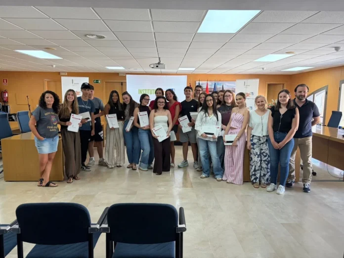 Noblejas reconoce a los jóvenes que han superado la EVAU 2026 con la entrega de tablets