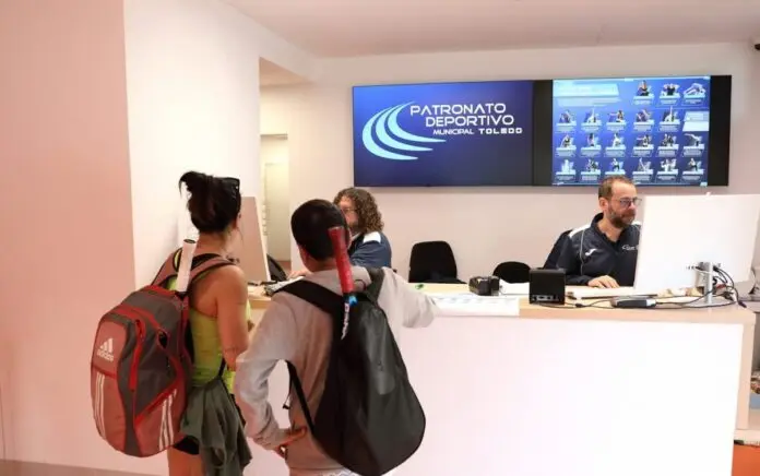 Mujeres inscribiéndose en el Patronato Deportivo Municipal de Toledo