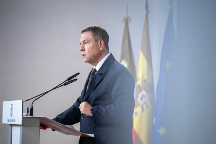 Page reivindica "la política razonable" frente a los "populismos simplones" con su libro 'Luces de emergencia'
