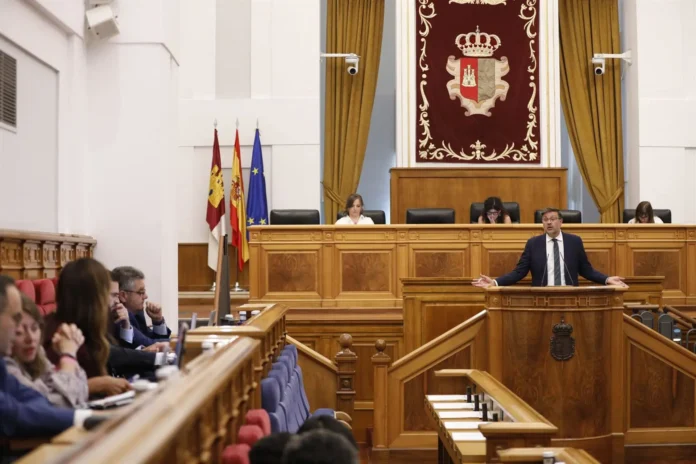PP acusa a C-LM de "trampear" el informe PISA mientas Amador Pastor replica defendiendo "inversión y resultados"
