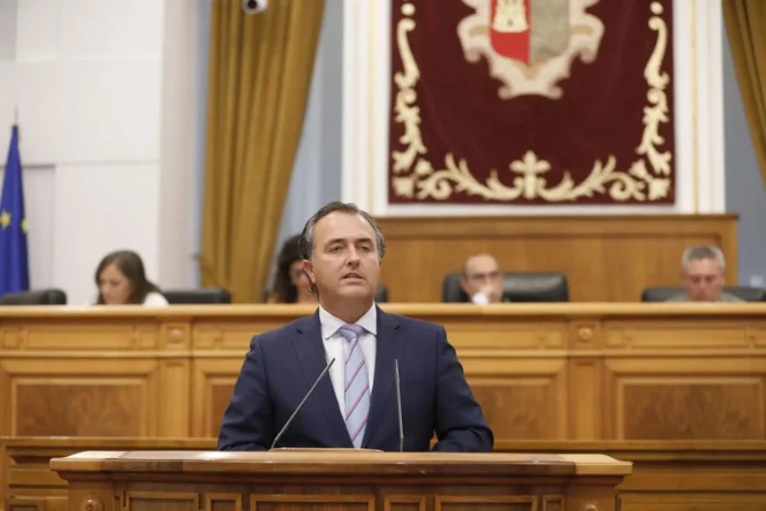 PSOE rechaza por "racista" la propuesta de Vox sobre prioridad nacional mientras PP la desoye por no compartirla