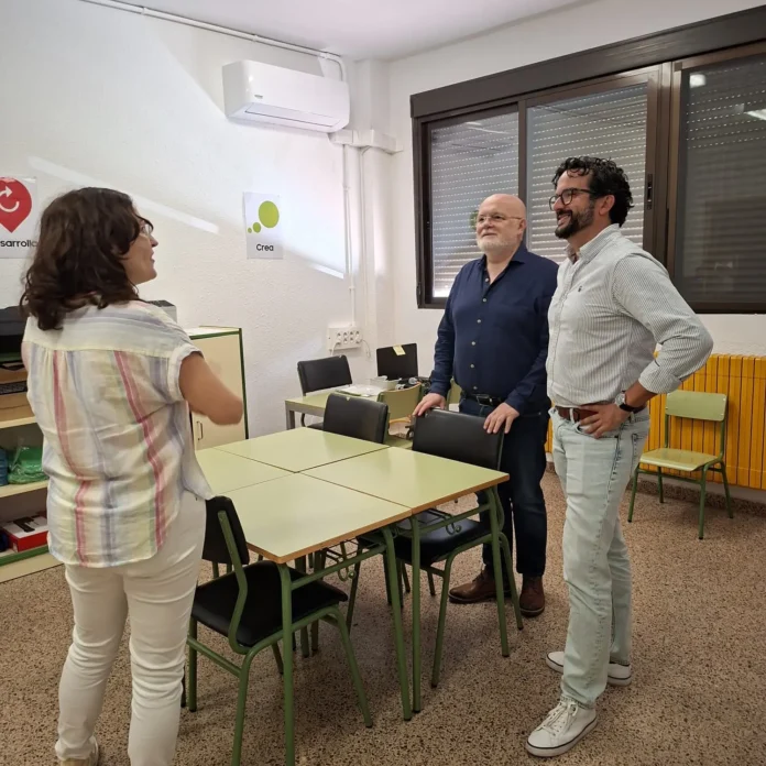 Ruiz Santos supervisa el resultado de las obras de climatización realizadas por la Junta en el ‘CRA Ribera del Júcar’ en los edificios de Las Eras y de Alcalá del Júcar