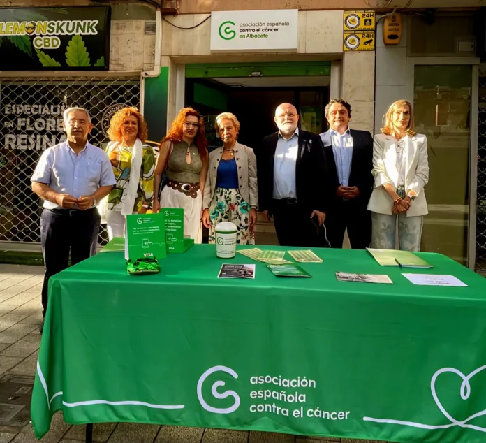Ruiz Santos traslada el apoyo del gobierno regional a la AECC durante la tradicional jornada de cuestación solidaria de Feria