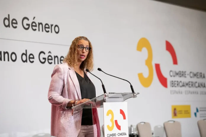 Sara Simón llama a "plantar batalla al auge del neomachismo" que busca "volver a los roles tradicionales de género"