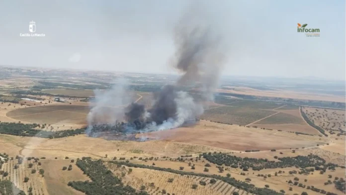 Siete medios, dos aéreos, trabajan en apagar el incendio declarado en Malpica de Tajo, que escala a Nivel 1