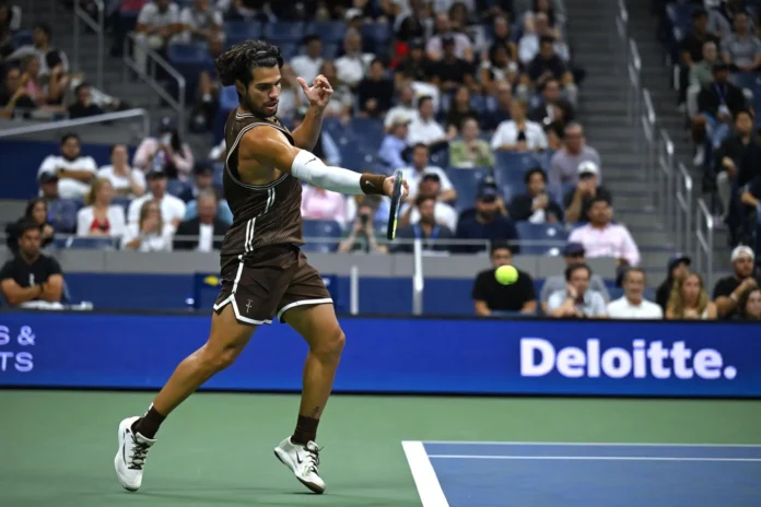 Tenis.- Alcaraz reacciona a tiempo en su debut en Tokio
