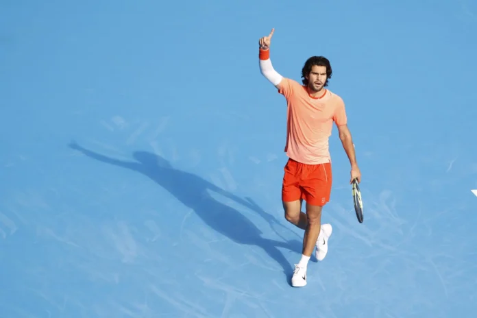 Tenis.- Carlos Alcaraz resiste a Arnaldi y ya está en cuartos de Tokio