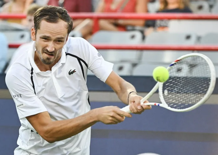 Tenis.- El ruso Daniil Medvedev bate a su compatriota Andrey Rublev y conquista el título en Hangzhou