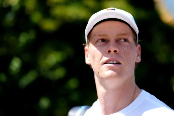 Tenis.- El tenista italiano Sinner se baja de Cincinnati por problemas en la rodilla derecha