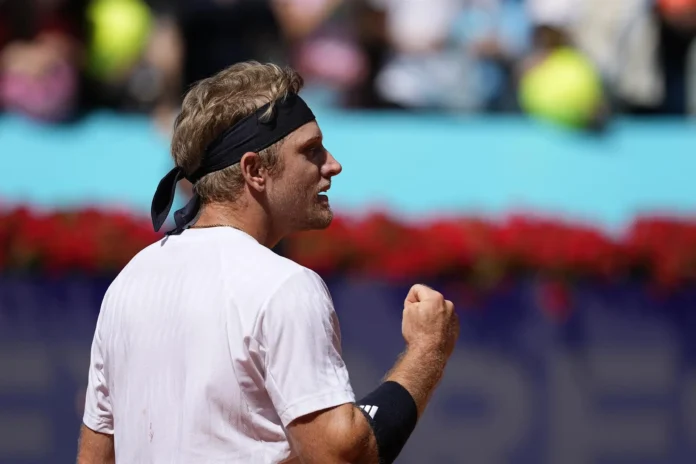 Tenis/Shanghái.- Alejandro Davidovich reacciona a tiempo ante Hurkacz y alcanza los cuartos en Shanghái