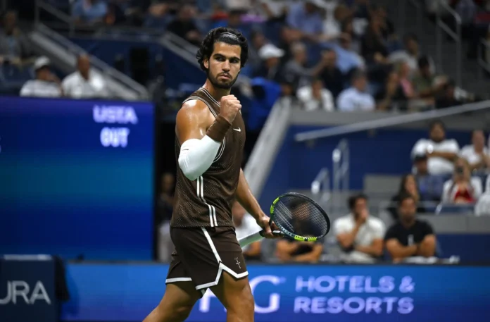 Tenis/US Open.- Carlos Alcaraz supera a la irregularidad y a Bu para meterse en octavos del US Open