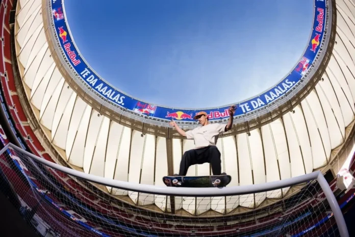 Varios.- El 'skater' español Danny León registra un 'World First' en el estadio Riyadh Air Metropolitano