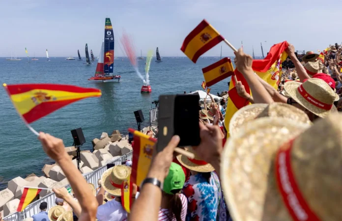 Vela.- Los Gallos SailGP Team dominan en el primer día de carreras en Valencia