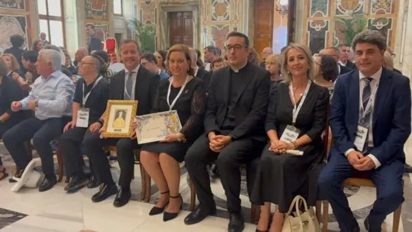 Velázquez emocionado tras el encuentro con su Santidad el Papa León XIV en el Vaticano junto a Marsodeto y el arzobispo de Toledo