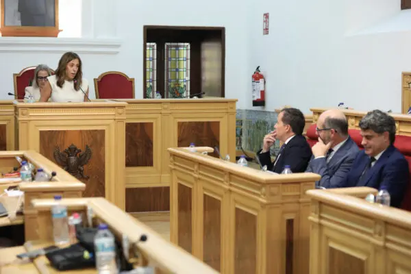 Velázquez reprocha a la oposición la falta de credibilidad y de propuestas