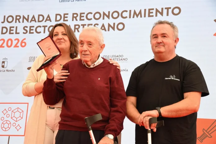 VÍDEO: El alfarero Rafael Cebrián recoge su Medalla al Mérito Artesano deseando que este oficio perdure en el tiempo